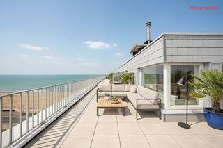 Exclusieve penthouse, duplex appartement met fantastisch uitzicht op zee, duinen en hinterland te koop te Middelkerke. U bevindt zich op de negende...