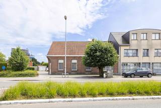 Te renoveren woning met mogelijkheid tot 4 slaapkamers nabij het centrum van Nijlen.Indeling GLV: inkom, woonkamer, keuken, inpandige garage,...