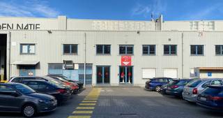 Fantastically located<strong> 450 m² </strong>office for rent in<strong> the Port of Ghent</strong>, barely<strong> 2 min from the R4</strong>. Easy accessibility by public transport: Blue Corner Charging station is only 800 m away on foot.<br /><br />The ready-to-use offices are equipped with kitchenettes, separate office spaces, meeting rooms, sanitary facilities, etc.<br /><strong>Ample parking facilities</strong> at the building. Available immediately.<br /><br />Contact <strong>PANORAMA</strong> for additional information or a no-obligation site visit <strong>09 225 09 02</strong>.<br />