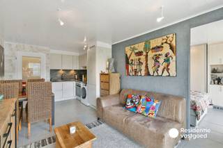 Deze recent vernieuwde en volledig instapklare studio geniet van een mooie centrale ligging en biedt vanuit de leefruimte en het terras een prachtig open zicht op het binnenkort vernieuwde Rauschenbergplein. De studio beschikt over een leefruimte met open keuken, een afzonderlijke slaapkamer en een badkamer. Het ruime terras vormt een mooie aanvulling en laat u volop genieten van het open uitzicht en de omgeving. De studio wordt volledig gemeubeld verkocht, waardoor u hier zonder verdere zorgen meteen kunt genieten van uw verblijf. Er is een fietsenberging aanwezig in het gebouw en als extra mogelijkheid kan een garagebox op ongeveer 350 meter van de residentie worden gehuurd.<br />EPC: 268 kWh/m² - UC: 2391944 ~ Vg, Wg, Gvkr, Gvv, Gmo ~ Ref. MI25147