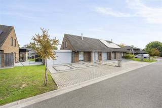 Aan de rand van het centrum treffen we deze instapklare, ruime woning. De halfopen bebouwing anno 1995 heeft een perceeloppervlakte van 520m²...