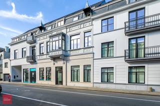 Inkomhal met vestiaire en toilet, lichtrijke living in parket en grote schuiframen met automatisch bedienbare zonnewering, open ingerichte...