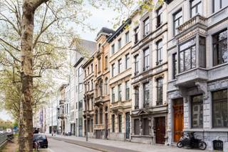 Gelegen op een absolute toplocatie op één van de meest gegeerde delen van de vernieuwde Antwerpse Leien, vinden we deze karaktervolle en ruime woning met hoge plafonds en prachtige sierlijsten die zorgen voor een authentieke uitstraling. Dankzij de nabijheid van het bruisende Zuid en het Justitiepaleis, evenals de vlotte verbinding met belangrijke in- en uitvalswegen, geniet u hier van een uitstekende bereikbaarheid.<br /><br />De woning beschikt over een zeer ruime ondergrondse kelder en biedt tal van mogelijkheden, zowel voor eigen bewoning als voor een interessante investering (momenteel verhuurd).<br /><br />Op het gelijkvloers bevinden zich twee slaapkamers, een apart toilet en twee bergingen. Verder vinden we hier ook een aangename tuin waar u tot rust kan komen midden in de Stad. Op de tussenverdieping is er een extra slaapkamer met apart toilet.<br /><br />De eerste verdieping omvat een lichtrijke woonkamer op parket met grote raampartijen, aansluitend een keuken en een gezellig terras. Tussen de eerste en tweede verdieping is er een extra werkruimte.<br /><br />Op de tweede verdieping bevinden zich een badkamer met dubbele lavabo, ligbad en toilet, evenals twee slaapkamers met planchévloeren. De derde verdieping biedt nog twee slaapkamers en een tweede badkamer met douche, lavabo en toilet.<br /><br />Tot slot is er nog een zolder, geschikt als extra kamer of polyvalente ruimte.<br /><br />De woning beschikt over maar liefst 6 slaapkamers en 2 badkamers, ideaal voor grote gezinnen of als investering.<br /><br />P-score &amp; G-score: C<br />EPC: 340 kWh/m²<br />stedenbouwkundige inlichtingen in aanvraag