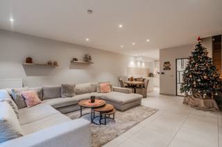 Deze recent gebouwde woning (2019) biedt een perfecte combinatie van modern wooncomfort, energiezuinigheid en een zeer centrale, uitstekende...