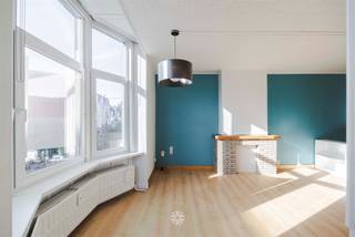 <p><span>GENT CENTRUM - Instapklare studio tussen het Sint-Pietersstation en Gent-Centrum.</span></p><p><span> </span></p><p><span>Gelegen op de tweede verdieping van dit herenhuis, treffen we deze studio met mogelijkheid tot aparte slaaphoek nabij het Station van Gent-Sint-Pieters.</span></p><p><span>Ideaal als starters- of investeringseigendom met een vlotte verbinding naar de Binnenstad, studentencampussen en invalswegen.</span></p><p><span> </span></p><p><span>De belangrijkste troeven in een notendop: </span></p><ul><li><span>Centrale ligging in Gent met vlotte bereikbaarheid </span></li><li><span>Op wandelafstand van het Gent-Sint-Pietersstation en het Citadelpark</span></li><li><span>Ideaal geschikt als investering of eigen bewoning</span></li><li><span>Mogelijkheid tot aankoop kelderberging</span></li><li><span>Gunstig EPC B en elektriciteit conform</span></li><li><span>Nabij invalswegen, openbaar vervoer en scholen</span></li></ul><p><span> </span></p><p><span>Indeling:</span></p><p><span>Inkomhal, keuken met aansluitend de douche, open leefruimte met mogelijkheid tot aparte slaaphoek.</span></p><p><span> </span></p><p><span>Belangrijk</span><span>:</span></p><p><span>Richtprijs: 229.000 EURO</span></p><p><span>Prijs exclusief aandeel in basisakte</span></p><p><span>EPC: 164 kWh/m² jaar</span></p><p><span> </span></p><p><span>Interesse? Neem contact op met Axel Lenaerts makelaars voor meer info of een bezoek ter plaatse via </span><span>09 245 24 24</span><span> of zoe@axellenaerts.be</span></p><p><span> </span></p>