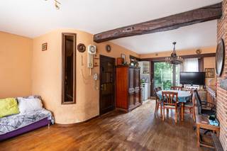 <p><strong>Op een aangename locatie, midden in een gezellige woonwijk, bevindt zich deze ruime Bel-Etage woning met heel wat potentieel. De woning beschikt over 4 slaapkamers, een ruime garage, terras en tuin en biedt dankzij haar praktische indeling tal van mogelijkheden om er een comfortabele gezinswoning van te maken.</strong></p>
<p><span><strong>INDELING:</strong></span></p>
<p>GELIJKVLOERSE VERDIEPING:<br />De centrale INKOMHAL geeft toegang tot de ruime GARAGE ca. 18m², een gastentoilet en de eerste SLAAPKAMER/POLYVALANTE RUIMTE ca. 9m². Deze ruimte kan naar wens ingericht worden als slaapkamer, bureau, hobbyruimte of praktijkruimte.</p>
<p>Via de doorgang met watervoorziening bereikt u het onderste TERRAS en de TUIN, waar u in alle rust van de buitenruimte kunt genieten.</p>
<p>EERSTE VERDIEPING:<br />Op deze verdieping bevindt zich de ruime en lichtrijke L-vormige LIVING ca. 40m² . Aansluitend bevindt zich de halfopen KEUKEN voorzien van het nodige comfort, waaronder opbergkasten, een afwasmachine, elektrische kookplaat met oven en dampkap, spoelbak, koelkast met diepvries, enz.</p>
<p>TWEEDE VERDIEPING:<br />Hier bevindt zich de BADKAMER ca. 6m², uitgerust met ligbad met douchefunctie, wastafel en WC.</p>
<p>Verder beschikt deze verdieping over de 3 SLAAPKAMERS (14m², 11m² en 6m²) <br /><br /></p>
<p><strong><span>BIJZONDERHEDEN:</span></strong></p>
<ul>
<li><span>Op te frissen Bel-Etage woning met veel potentieel.</span></li>
<li><span>Comfortabele woning met garage, terras en tuin op een goede locatie.</span></li>
<li><span>Ruime en lichtrijke leefruimte.</span></li>
<li><span>Gelegen in een gezellige woonwijk te Merksem.</span></li>
<li><span>Ideale opportuniteit voor wie de woning volledig naar eigen smaak en wensen wil moderniseren.</span></li>
</ul>