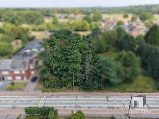 <p><span>Het perceel op 13a 62ca is gelegen langs de Tiensestraat te Scherpenheuvel-Zichem, een goed bereikbare woonomgeving aan de rand van het centrum. <br />De Tiensestraat vormt een belangrijke lokale verbindingsweg binnen Scherpenheuvel-Zichem en biedt een vlotte aansluiting naar de omliggende woonkernen, hoofdwegen en de autosnelwegen.<br />Winkels, scholen en andere voorzieningen bevinden zich in de zeer nabije omgeving. </span></p><p><span>Bestemming:</span></p><p><span>* Volgens het gewestplan ligt het perceel in woongebied met landelijke karakter.<br />* Het perceel valt onder een RUP (Ruimtelijk Uitvoeringsplan), artikel 5: wonen buiten de kern &amp; artikel 8: Halfopen bebouwing (overdruk). <br />Wat betekent dit praktisch?<br />* Zowel open bebouwing, vrijstaande woning, als halfopen bebouwing, woning gekoppeld aan één buurwoning, zijn toegestaan. <br />*  Voor een halfopen bebouwing gelden deze voorwaarden: <br />- De bouwbreedte van het perceel moet minstens 10 meter op de bouwlijn bedragen. <br />- Er moet langs de zijlijn minstens 3 meter onbebouwd blijven (afstand tot de zijdelingse perceelsgrens). <br />Elk nieuw gevormd perceel moet op de bouwlijn minstens 10 meter breed zijn. <br />Aangezien de breedte op de bouwlijn grosso modo 23.50m meet, is dit perceel voldoende breed om in 2 percelen voor halfopen bebouwing te verkavelen.</span></p><p><span>Laat gerust weten als je de voorschriften van het RUP wil ontvangen.<br />Contacteer ons voor meer info op 013 31 25 22 of mail <span>nathalie@immodiest.be</span></span><span><br />We helpen je met een glimlach verder op zoek naar jouw nieuwe thuis.</span><span> <br /><br /></span></p>