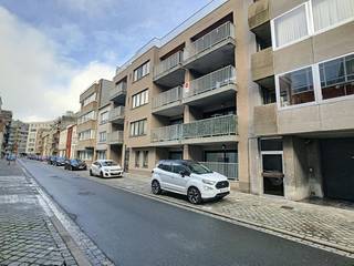 Gelijkvloers appartement met volwaardig terras (5m2) gelegen in een zijstraat van de Alfons Pieterslaan temidden het centrum van Oostende (dichtbij Petit Paris en het Leopold I Plein).<br /><br />Indeling:<br />inkom (2m²)- living (20m²) - open ingerichte keuken (5m²) - nachthall met berging en aansluiting voor een wasmachine (2m²)- ruime slaapkamer (14m²) - badkamer met douche ( 3,5m²) - apart toilet (2m²).<br /><br />Pluspunten:<br />- aansluiting voor wasmachine aanwezig<br />- gemeenschappelijke fietsberging<br />- individuele meters<br />- gelijkvloers<br />- recente residentie<br /><br />Algemene kosten: €60,00/maand<br />Vrij: 01/11/26<br /><br />Ben je geïnteresseerd in dit pand te huur in Oostende? Ga naar de website www.dewaele.com, klik op het pand dat je wenst te huren. Via de rode knop "vraag je bezoek aan" vragen we u kort een profiel in te vullen. Daarna nemen we contact op voor een bezoek. Telefonisch kunnen er geen afspraken gemaakt worden.