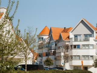Gelegen op de tweede verdieping van de stijlvolle residentie Maryland onderscheidt deze penthouse zich door een uitzonderlijke gevelbreedte van ca. 20 meter — een zeldzaam gegeven dat garant staat voor panoramische zichten, maximale lichtinval en een uitgesproken ruimtelijk gevoel.<br /><br />Het appartement is rechtstreeks toegankelijk via de lift, wat bijdraagt aan het exclusieve karakter en het wooncomfort.<br /><br />De leefruimte met gashaard wordt omkaderd door een bijzonder spel van raampartijen over de volledige breedte, waardoor binnen en buiten visueel in elkaar overvloeien. Het resultaat is een open en lichtrijke woonbeleving met een sterk architecturaal karakter.<br /><br />Aansluitend bevindt zich het zonneterras waar u in alle rust geniet van de middag- en avondzon. De naastgelegen bureauruimte kan flexibel worden ingericht als thuiskantoor, leeshoek of extra polyvalente ruimte, afhankelijk van uw woonbehoeften.<br /><br />De maatwerkkeuken is volledig uitgerust en sluit harmonieus aan op de eetruimte, wat zorgt voor een functionele en tegelijk esthetische indeling.<br /><br />De penthouse beschikt over twee volwaardige slaapkamers, elk met een eigen badkamer — een configuratie die zowel comfort als privacy waarborgt.<br /><br />Doorheen de jaren werd het appartement zorgvuldig onderhouden en kwalitatief geüpgraded, met aandacht voor tijdloze materialen en duurzame afwerking. Verder is er een afzonderlijke technische berging met aansluiting voor was- en droogvoorzieningen.<br /><br />Fietsen kunnen veilig worden gestald in de inpandige fietsenberging van de residentie.<br /><br />Een eigendom met dergelijke gevelbreedte, lichtinval en functionele indeling komt zelden op de markt.<br /><br />Voor bijkomende informatie of een plaatsbezoek, bel ons op 050 60 60 78 of via mail info@immonano.be.