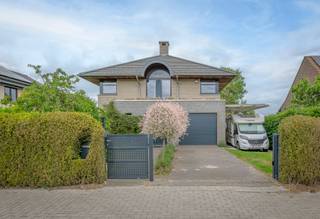 Instapklare villa met garage, drie slaapkamers voorzien van alle comfort.Praktisch gelegen in de nabijheid van invalswegen, winkelmogelijkheden en...