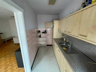 Instapklaar appartement met 2 slaapkamers – Mathias Geschweinstraat, Gent**Dit heerlijke appartement is gelegen op een uitstekende locatie in Gent, vlak bij winkels, openbaar vervoer en de belangrijkste invalswegen. Ideaal voor wie rust en bereikbaarheid combineert.Het appartement beschikt over twee ruime slaapkamers, elk voorzien van plaats voor een bed. Indien gewenst is er in beide kamers ook nog ruimte voor een bureel — ideaal voor wie thuis werkt of nood heeft aan een extra werkplek.De keuken is ruim en volledig ingericht, met voldoende bergruimte en werkoppervlak om er comfortabel te koken.De badkamer is voorzien van een douche in het bad, en er is een apart toilet aanwezig — praktisch voor gezinnen of gedeelde bewoning.Fietsen kunnen veilig gestald worden op de binnenkoer.- Gemeenschappelijke kosten: € 100/maand- Provisie warm water en CV: € 150/maand Interesse of een bezoek plannen? Neem gerust contact op voor meer informatie of om een bezichtiging in te plannen.