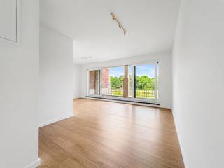 <p>Instapklaar appartement in residentie Denderhof met autostaanplaats.</p><p>Dit recent vernieuwde appartement in Erembodegem combineert comfort, rust, een bijzonder aangename ligging in een doodlopende straat en gunstige locatie in nabijheid van winkels, scholen, treinstation, dorpskern en op- en afrittencomplex E40.</p><p>20 minuten rijden naar Brussel en Gent.</p><p>Het appartement beschikt over een woonoppervlakte van circa 44 m² en is gelegen op de gelijkvloerse verdieping. Vanuit het appartement geniet je van een mooi en rustgevend uitzicht op de Dender.<br />Dankzij de ligging nabij het station en het centrum zijn winkels, openbaar vervoer en dagelijkse voorzieningen vlot bereikbaar.</p><p>De woning omvat een inkomhal, een aangename leefruimte, een keuken, een slaapkamer, een apart toilet, een badkamer, een berging en een balkon waar je heerlijk kunt genieten van het uitzicht.</p><p>Een grote troef is het EPC-label B, waardoor het appartement bijzonder energiezuinig is. Bovendien werd het appartement recent vernieuwd en beschikt het over een eigen autostaanplaats op de privé parking.</p><p>📐 Circa 44 m² woonoppervlakte<br />🛏️ 1 slaapkamer<br />🌿 Balkon<br />🌊 Mooi uitzicht op de Dender<br />☀️ Veel natuurlijke lichtinval<br />⚡ EPC-label B<br />✨ Recent vernieuwd<br />🧹 Onderhoudsvriendelijk<br />🚗 Eigen autostaanplaats<br />🚆 Nabij het station<br />🛍️ Dicht bij het centrum en voorzieningen<br />🏡 Gelijkvloerse ligging<br />🚲 Overdekte fietsenstalling</p><p>Een ideale woning voor een alleenstaande, koppel of starter</p><p>Een appartement met een combinatie van comfort, energiezuinigheid en een mooie ligging dat zeker een bezoek waard is.</p>