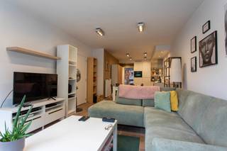 <p>Modern gelijkvloers appartement op een rustige locatie, nabij het centrum van Kalmthout. Dit twee- slaapkamerappartement werd door de jaren heen steeds goed verzorgd en bevat o.a. een lichtrijke leefruimte met aansluitend de open keuken, een toiletruimte, een badkamer, twee bergruimtes en twee slaapkamers.</p>
<p>De aanwezigheid van het gezellig tuintje en eigen garagebox, verhogen uw wooncomfort alleen nog maar!</p>
<p>Energiezuinig = EPC B!</p>