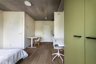 <p><span>Welkom op </span><span> KOTT</span><span>: het nieuwe studentenhuis in de dynamische Doorniksewijk in Kortrijk, gelegen in het hartje van de stad. je bevindt je hier op’op wandelafstand van het station en het stadscentrum. Je kunt je gemakkelijk met de fiets naar je campus begeven. Hoorcolleges, je kamer, een café of een supermarkt? Alles is dichtbij. Kortom,’is een toplocatie om alles uit je studentenleven te halen!</span></p><p><span> </span></p><p><span>KOTT is gevestigd in de Boerderijstraat (op de hoek van de Doorniksewijk en de Boerderijstraat) op de plek van de voormalige school Stella Maris. De iconische buitenkant is bewaard gebleven, maar binnen is alles gerenoveerd. Denk aan plafonds tot 4,5 meter hoog, grote ramen en veel natuurlijk licht. </span></p><p><span> </span></p><p><span>Binnen in het gebouw,’, vind je een vriendelijke studentengemeenschap met open keukens, ontspanningsruimtes en een groene binnenplaats waar je kunt chillen tussen de studiesessies door. Je fiets? Die kun je veilig stallen in de ondergrondse fietsenstalling. </span><span>🚲</span></p><p><span> </span></p><p><span>Je kiest zelf hoe je wilt wonen: een kamer, een studio, een duplexwoning of een studentenflat om te delen met vrienden. </span><span>🏡</span></p><p><span> </span></p><p><span>Comfort KOTT</span><span> <br />Grootte vanaf 17 m² </span><span> |</span><span> Eigen badkamer</span></p><p><span><br />Specificaties:<br />- Huur: 415,00 euro + 100,00 euro gemeenschappelijke kosten </span></p><p><span>- Privé studentenkamer</span></p><p><span>- Eigen badkamer met douche, wastafel en toilet </span></p><p><span>- Gedeelde keuken</span></p><p><span>- Gedeelde ontspanningsruimtes</span></p><p><span> </span></p><p><span>Geïnteresseerd om een van de nieuwe bewoners te worden? Boek dan nu een bezichtiging via onderstaande link: </span></p><p><span><span>https://yourent.pillar.estate/request-visit?access_token=fce10d79-1bf1-4737-acd3-2b8dedf115ab</span></span><span> </span></p><p><span> </span></p><p><span>Wenst u nog geen bezoek maar bijkomende info? Neem dan contact op met Pillar via <span>info@pillar.estate</span></span><span> of telefonisch op het nummer 033 695 695. <br /><br />*De oppervlaktes zijn ter indicatie. Pillar kan niet verantwoordelijk worden gehouden voor de juistheid van de verstrekte informatie. </span></p><p><span> </span></p>
