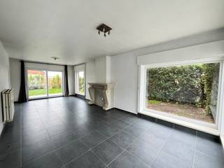 Deze alleenstaande woning met loods van 378m² is ideaal voor investering of mensen die werk wonen willen combineren. <br />De woning heeft een gunstig EPC en beschikt over 3 slaapkamers + ruime zolder.<br /><br /><strong>Indeling </strong><br />Inkomhal, living, keuken met toegang tot de tuin, garage + toilet &amp;amp; kelder <br /><u>1ste verdiep:</u> 3 volwaardige slaapkamers &amp;amp; badkamer <br />Zolder volledig geïsoleerd<br /><br /><strong>Troeven </strong>
<ul><li> Ruime parkeer plaatsen </li><li>gunstig EPC </li><li>loods van 378 + zolder ruimte +- 100m²</li><li>volledig vernieuwde elektriciteit</li><li>2 poorten 3.8 m hoog en 4 m breed  </li></ul>