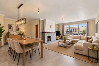 <p><span>Ruim 2-slaapkamer appartement in het centrum van Beveren</span></p><p><span> </span></p><p><span>Dit betreft een uitstekend gelegen appartement in het centrum van Beveren met 2 slaapkamers, balkon vooraan, ruim terras achteraan en grote gemeenschappelijke tuin. </span></p><p><span>Het appartement bevindt zich op de 4e verdieping in een rustige residentie op wandelafstand van alle faciliteiten, openbaar vervoer & scholen. </span></p><p><span>De centrale ligging, de gunstige EPC-score & de bewoonbare oppervlakte zijn slechts enkele van de vele troeven die dit appartement te bieden heeft. </span></p><p><span> </span></p><p><span>INDELING</span></p><p><span>Gemeenschappelijke inkomhal met trappenhal & lift. </span></p><p><span>Inkomhal met vestiaire. </span></p><p><span>Lichtrijke leefruimte met sierhaard. </span></p><p><span>Aparte keuken met aansluitend balkon. </span></p><p><span>Berging met voorzien voor oa. wasmachine. </span></p><p><span>Apart toilet. </span></p><p><span>Badkamer voorzien van een bad-douche combinatie, dubbel lavabomeubel & bidet, alsook aansluiting voor wasmachine. </span></p><p><span>Ruime slaapkamer (17m²) met aansluitend toegang tot het terras. </span></p><p><span>2e slaapkamer (9m²). </span></p><p><span>Zonnig terras dat binnenkort vernieuwd wordt (9m²).</span></p><p><span>Gemeenschappelijke tuin. </span></p><p><span> </span></p><p><span>EXTRA</span></p><p><span>Bouwjaar 1978. </span></p><p><span>In op te frissen doch instapklare staat. </span></p><p><span>CV op aardgas (HR ketel vernieuwd in 2018).</span></p><p><span>ALU dubbel glas. </span></p><p><span>Conforme elektrische keuring. </span></p><p><span>Zijgevel recent geïsoleerd. </span></p><p><span>Renovatie terrassen in opstart, voorschotten reeds betaald. </span></p><p><span>Lift aanwezig. </span></p><p><span>Uitstekend gelegen vlakbij het centrum. </span></p><p><span>Op wandelafstand van alle faciliteiten. </span></p><p><span>Gemeenschappelijke tuin. </span></p><p><span>Garage huren mogelijk aan overkant straat. </span></p><p><span> </span></p><p><span>EPC: 172 kWh/(m² jaar) - label B</span></p><p><span>Wg - Vg - Vv - Gvkr - Gmo </span></p>
