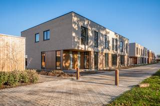 Op een prachtige en rustige locatie in Noorderwijk, vlakbij het centrum, winkels, scholen en openbaar vervoer, bevindt zich deze energiezuinige nieuwbouwwoning (BEN) met 3 slaapkamers. De woning combineert privacy en groen uitzicht met de voordelen van modern wonen volgens de strengste energienorm: Bijna Energie Neutraal (E-peil < 20). Bovendien is er in Diesterpark te Noorderwijk onder bepaalde voorwaarden aankoop aan 6% BTW mogelijk.<br /><br />Deze stijlvolle villa wordt uitgerust met een warmtepomp, vloerverwarming, zonnepanelen, een volledig ingerichte keuken en een moderne badkamer. U heeft nog de mogelijkheid om de afwerking mee te bepalen volgens het lastenboek.<br /><br />Benieuwd hoe het zou zijn om wakker te worden in deze woonst? Neem hier alvast een kijkje in dit wondermooi nieuwbouwproject.<br /><br />We betreden de woning via de inkomhal met gastentoilet en vestiaire. De lichtrijke leefruimte biedt plaats voor een gezellige zithoek en een aparte eetruimte. De open keuken is mooi geïntegreerd en voorzien van kwalitatieve toestellen. Vanuit de leefruimte heeft u toegang tot het ruime terras en de zonnige tuin, waar u in alle rust en privacy kunt genieten. Op het gelijkvloers vindt u tevens een praktische berging. Op de eerste verdieping geeft de nachthal toegang tot drie slaapkamers, een apart toilet en een badkamer uitgerust met dubbele lavabo, inloopdouche en bad. De carport kan optioneel worden aangekocht voor €14.000, exclusief btw en registratierechten.<br /><br />Dit is een uitstekende opportuniteit als u op zoek bent naar een kwalitatieve nieuwbouw woning met 3 slaapkamers op een centrale locatie. Contacteer ons voor meer informatie op 0479/13 63 69 of neem een kijkje op www.boonstravastgoed.be.<br /><br />Bijzonderheden:<br />- Nieuwbouw<br />- 3 slaapkamers<br />- Rustige ligging