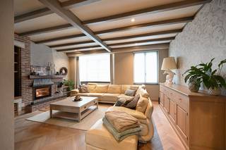 Bekijk deze woning uitgebreid op www.koosi.beDeze karaktervolle, mooie en gerenoveerde woning is gelegen in een populaire straat vlakbij het Moorkensplein in Borgerhout.Het betreft de voorbouw van het geheel met 2 wooneenheden.Living, keuken en terras op 1ste verdiepingVia de ruime inkomhal en mooie gerenoveerd trap komen we op de eerste verdieping.Aan de straatzijde vinden we het gezellige salon met recente houtkachel, de leefruimte is voorzien van een zeer mooie eiken parket.Aan de achterzijde is de ruime eetplaats met keuken met kookeiland gelegen. De keuken is voorzien van 2 ingebouwde ovens (hete lucht en stoomoven), ingebouwde koelkast, diepvriezer, afwasmachine en een graniet werkblad.Vanuit de leefruimte hebben we via een trapje toegang tot het achtergelegen terras waar je gedurende de hele dag van de zon kan genieten.2 slaapkamers, dressing en badkamer op de 2de verdiepingVia de mooie trappenhal komen we op de 2 de verdieping waar we achteraan en slaapkamer vinden die momenteel ingericht is als bureau.Op deze verdieping is ook een toilet voorzien die mooi is weggewerkt in een kast.Vooraan komen we via een zeer ruime dressing in de grote slaapkamer die aan de straatzijde is gelegen. Aan deze slaapkamer is ook een leuk klein terrasje gemaakt.Achteraan naar de kleinere slaapkamer vinden we de ruime badkamer met mooie inloopdouche en dubbele lavabo. Vaste kosten (inclusief provisie water) bedraagt 100 Euro per maand.