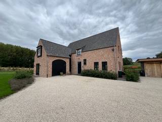 De bouw van deze exclusieve eigendom werd gefinaliseerd in 2024 en onderscheidt zich door haar uitzonderlijke ruimte, hoogwaardige afwerking en prachtige ligging.<br /><br />Via de ruime inkomhal, voorzien van een gastentoilet en vestiairehoek, brengt een elegante stalen deur met glaspartijen u naar de lichtrijke leefruimte. Vanuit de zithoek, eetplaats en volledig uitgeruste keuken geniet u telkens van de prachtige, weidse vergezichten. Dankzij de ligging op een heuvel komt het omliggende landschap hier optimaal tot zijn recht.<br /><br />De keuken is volledig uitgerust en biedt bovendien een bijzonder ruime hoeveelheid kastruimte. De ingemaakte kasten werden consequent doorgetrokken over de volledige woning en zorgen zowel in de leefruimte, keuken, bijkeuken, slaapkamers als badkamers voor een stijlvolle en praktische afwerking.<br /><br />Aansluitend aan de keuken bevindt zich de ruime bijkeuken, uitgerust met aansluitingen voor wasmachine en droogkast op comfortabele hoogte, evenals een praktische koelcel.<br /><br />Op de bovenverdieping bevinden zich vier ruime slaapkamers, elk voorzien van een eigen en-suite badkamer. De zolderverdieping loopt over de volledige woning door en biedt tal van mogelijkheden. Dankzij de vaste trap is deze ruimte vlot toegankelijk en kan ze perfect worden ingericht als extra bergruimte, bureau, hobbyruimte of speelkamer.<br /><br />Het voorste gedeelte van de woning beschikt over een afzonderlijke inkomdeur en werd ingericht als een volwaardige studio. Deze omvat een keuken, badkamer, afzonderlijk toilet en een trap naar de bovenverdieping, waar de multifunctionele ruimte naar wens kan worden ingericht als extra slaapkamer, bureau, hobbyruimte, fitnessruimte of andere leefruimte.<br /><br />Ook buiten zet het gevoel van ruimte en rust zich verder. De tuin met deels overdekt terras vormt de ideale plek om in alle privacy te genieten van de rustige omgeving. De landelijke ligging en het omliggende groen zorgen ervoor dat u hier thuiskomt in een ware oase van rust.<br /><br />De afzonderlijke garage biedt niet alleen een beschutte en veilige plaats voor uw wagen, maar zorgt eveneens voor extra bergruimte.<br /><br />Een uitzonderlijke eigendom die ruimte, comfort, hoogwaardige afwerking en landelijke charme op een unieke manier combineert.<br />Een ware parel in het prachtige, landelijke Zwalm.