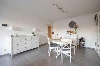 Dit gezellige appartement op de eerste verdieping biedt een comfortabele woonruimte met veel lichtinval. Via de inkomhal met gastentoilet betreden...