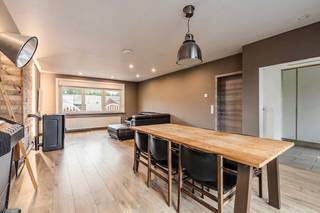 <p>Ben je op zoek naar een ruime bel-etage met 3 slaapkamers, uitzonderlijk grote garage en terras aan de stadsrand van Aalst? Gevonden!<br />Deze ruime woning (240m²) geniet van een uitstekende ligging nabij winkels, scholen, diverse invalswegen en op wandelafstand van het station. Een absolute troef is de grote inpandige garage op het gelijkvloers, voorzien van een hoge automatische poort (2022) en geschikt voor een camionette of meerdere wagens. Achteraan bevindt zich bovendien een extra ruimte die perfect kan dienen als bureau voor een zelfstandige, atelier, werkplaats, hobbyruimte of mancave.<br />Ook technisch werd de woning doorheen de jaren grondig vernieuwd. Zo dateren de ramen van 2018 en werden in 2021 een nieuwe condensatieketel en badkamer geplaatst. De daken en dakgoten werden reeds in 2017 vernieuwd, terwijl ook de waterleidingen en elektrische installatie werden aangepakt. Automatische rolluiken en zonnewering, aangevuld met vliegenramen met petscreen, zorgen voor extra comfort in de woning.</p>
<p>Op de eerste verdieping vind je de gezellige leefruimte met halfopen keuken en rechtstreekse toegang tot het terras. De keuken werd vernieuwd in 2014 en is uitgerust met onder meer een stoomoven, bordenwarmer, koelkast, vaatwasser en een recent geplaatste oven met 5 jaar garantie. Op deze verdieping bevindt zich eveneens de vernieuwde badkamer met inloopdouche, toilet en lavabo. De tweede verdieping telt drie slaapkamers en een afzonderlijk toilet.</p>
