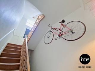 Immo Store proudly presents this move-in ready, authentic Brussels home offering exceptional space and character. Discover the Molenbeek joie de...