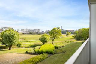Oostende: Recent appartement met 2 terrassen en zicht op de w-Wellington Golf te koop! Bent u op zoek naar een recent en modern appartement met...