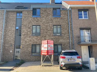 Bovengrondse autostaanplaats te huur in de Linderstraat 35 te Tongeren.Het gaat hier over de linkse autostaanplaats (parking 3).Voor meer...