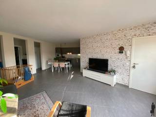 <strong>Centraal gelegen</strong> 2 slpk. appartement in <strong>Hoogstraten </strong>met overdekte autostaanplaats.<br /><br /><strong>Indeling:</strong><br /><br />-Ruime leefruimte met aansluitend terras<br />-Open keuken: volledig geïnstalleerd<br />-2 ruime slaapkamers<br />-Badkamer met bad/douche<br />-Separaat toilet<br />-Berging/wasplaats<br /><br /><strong>Bijzonderheden:</strong><br /><br />-Gelegen op een boogscheut van de Vrijheid<br />-Kelderberging inbegrepen<br />-Overdekte staanplaats inbegrepen<br /><br /><strong>Vaste kosten € 55,-/maand.</strong>