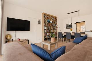 <p><span>BEL ETAGE WONING NABIJ DE LEIE</span></p><p><span>OPENDEUR 10 EN 11 JULI, BEL NU OM UW AFSPRAAK VAST TE LEGGEN</span></p><p><span> </span></p><p><span>Een bijzondere woonvorm op een bijzondere rustige locatie.<br />De Leie is er op enkele passen en zorgt voor een leuke sfeer en een vlotte verbinding naar het hart van de stad.<br />Gelegen in residentie 'VLASKAAI' kan deze woning uitpakken met een volledige zelfstandigheid met aparte privatieve inkom.<br />Een beperkte betrokkenheid in de gemeenschap zorgt voor slechts een beperkte syndickost. </span></p><p><span> </span></p><p><span>Het gebouw is nog vrij jong, is goed onderhouden en netjes aangekleed.<br />Heel veel licht en leuke terrassen zorgen er voor aangenaam woonplezier.</span></p><p><span> </span></p><p><span>Inkom met 2 grote bergingen en traphal die de leefruimte verbindt. <br />De leefruimte heeft voldoende ruimte in zich met zithoek, eethoek, keuken en aansluitend praktische berging.<br />Er zijn 2 mooie slaapkamers, een nette badkamer en een apart toilet.<br />Er is een terras vooraan (7m²) met lateraal leiezicht en een extra large woonterras (27m²) achteraan.</span></p><p><span> </span></p><p><span>Met afgesloten autostaanplaats.</span></p><p><span> </span></p><p><span>RECENT GEBOUW<br />OP ENKELE PASSEN VAN HET CENTRUM<br />ZEER GOED EPC<br />VLOERVERWARMING<br />ZALIG TERRAS</span></p><p><span> </span></p><p><span>Aantrekkelijke prijs dankzij erfpacht voor lange duur. <br />Wij bezorgen u graag alle informatie over de voorwaarden en de jaarlijkse canon.</span></p><p><span> </span></p>