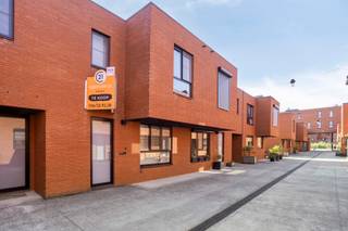 Deze eigentijdse recente woning uit 2012 bevindt zich in het hart van het nieuwe centrum van Kessel-Lo. Deze woning geniet van een zeer gunstige locatie, op wandel- en fietsafstand van zowel het station als het centrum van Leuven. Daarnaast bevinden winkels, scholen en andere dagelijkse voorzieningen zich in de onmiddellijke omgeving. Ook wie zich met de wagen verplaatst, zit goed: dankzij de vlotte verbinding bereik je snel de autosnelweg. Kortom, een topligging die mobiliteit en comfort perfect combineert. Deze stijlvolle woning met 3 ruime slaapkamers, bureau, wasplaats en tuin is gelegen in een autovrije straat, de ondergrondse parkeergarage is rechtstreeks verbonden met de woning en biedt ruimte voor twee wagens en een kelderberging (18m²). <br /><br /><span><strong>Dit is een ideale gezinswoning en op de koop toe helemaal instapklaar. Interesse? Bel of mail Sally op 0478 570 999 - sally@connect-immo.be .</strong></span><br /><br />EPC: 113kWh/m² - UC:2532148 - Label B<br />Wg-Gdb-Gvkr-Gvv