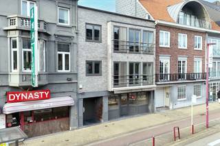 In het centrum van Deinze wordt dit verzorgd en instap klaar handelspand met duplex appartement aangeboden. Deze eigendom vormt een interessante opportuniteit voor zelfstandigen of vrije beroepen die wonen en werken wensen te combineren binnen één gebouw.<br /><br />De handelsruimte op het gelijkvloers is volledig ingericht en onmiddellijk bruikbaar. De ruimte is voorzien van toonbanken, ingemaakte kasten en een onderhoudsvriendelijke tegelvloer, en biedt dankzij de brede raampartijen een uitstekende zichtbaarheid en natuurlijke lichtinval. De indeling leent zich tot diverse handelsactiviteiten zoals een toonzaal, kantoor, broodjeszaak of traiteur.<br /><br />Het duplex appartement werd recent gerenoveerd met kwalitatieve materialen en biedt een hoogwaardig wooncomfort. Het appartement omvat een open keuken met aangrenzende leefruimte, gastentoilet, drie slaapkamers waarvan één master bedroom met dressing, en een moderne badkamer met eigentijdse afwerking. De ruimtes zijn lichtrijk, functioneel ingedeeld en uitstekend onderhouden. Aan de achterzijde bevindt zich een terras met verharde tuin, wat zorgt voor aangename buitenruimte en de nodige privacy.<br /><br />Contacteer Henry Van Tornhout voor bijkomende inlichtingen of een vrijblijvend plaatsbezoek via <strong>+32 474 13 37 93 of via henry@kmovastgoed.be</strong><br /><br />EPC: D<br />Stedenbouwkundige inlichtingen: bouwvergunning, geen verkavelingsvergunning, woongebied, geen voorkooprecht, geen rechterlijke herstelmaatregel of bestuurlijke maatregel opgelegd. Geen overstromingsgevoelig gebied, geen afgebakende oeverzone. <br />G score: A<br />P score: A