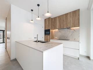 BEZOEK? Bel 09/225.00.78Ontdek dit exclusieve (duplex)nieuwbouwappartement, ideaal gelegen in het hart van de stad. Dit stijlvolle appartement...