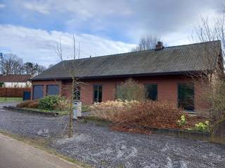 Midden in het groen, in een doodlopende straat, ligt deze recent gerenoveerde open bebouwing.<br />Zeer rustig gelegen doch op wandelafstand van centrum Oostham.<br /><br />Via de voordeur komt men in een ruime inkomhal met rechts een grote woonkamer en open keuken. Vanuit de keuken kan je naar de ruime wasruimte of langs de berging met vestiaire terug naar de inkomhal. De inkomhal geeft ook uit op een lange gang met toegang tot de badkamer met toilet, apart toilet, de drie slaapkamers en de garage. Alles bevindt zich op het gelijkvloers met over heel de oppervlakte nog een onafgewerkte zolder waar gerust nog kamers bijgemaakt kunnen worden. Toegang naar tuin en terras kan via de keuken, grote schuifdeur in de woonkamer of de garage.<br /><br />De keuken is volledig uitgerust en voorzien van alle modern comfort. <br />Er kan verwarmd worden met de centrale verwarming op gas en in de woonkamer met ingebouwde pelletkachel of de airco/warmtepomp. Het driedubbel glas en de isolatie houden heel het huis op een aangename temperatuur.<br />Er is dan ook een gunstige EPC score van 194kwh/jaar oftewel Label B.<br /><br />Parkeerplaats is er genoeg voor de woning en in de dubbele garage waar nog extra bergruimte aanwezig is.<br />In de volledig omheinde tuin staat ook nog een tuinhuis.<br /><br />Momenteel is het pand verhuurd.