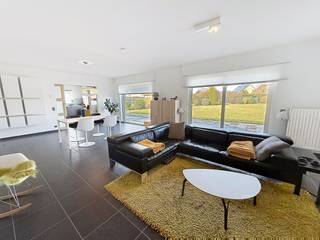 Stijlvol wonen in alle rust – een alleenstaande parel in het hart van Petegem-aan-de-Leie.Welkom in deze prachtige open bebouwing aan de Meirelos 42,...