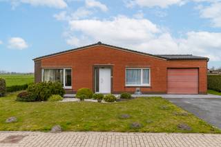 Deze charmante open bebouwing is rustig gelegen in Zedelgem en biedt een unieke combinatie van ruimte, rust en potentieel. Dankzij de centrale ligging bevindt u zich op slechts enkele minuten van Aartrijke en Ichtegem, met een vlotte verbinding naar de E40, E403 en belangrijke invalswegen.<br /><br />Bij het binnenkomen wordt u verwelkomd in een ruime inkomhal die toegang geeft tot de verschillende leefruimtes. De woning beschikt over grote, lichtrijke kamers en een gezellige leefruimte met kachels in zowel de woonkamer als de keuken. De ruime keuken is praktisch ingericht en voorzien van een inductiekookplaat, ingebouwde oven en microgolfoven.<br /><br />Een absolute blikvanger is de ruime veranda met grote raampartijen, waar u het hele jaar door kan genieten van een prachtig uitzicht op de omliggende weilanden.<br /><br />Ook buiten heeft deze eigendom heel wat te bieden. De ruime tuin biedt tal van mogelijkheden en beschikt onder meer over een vaste barbecue, een sfeervolle vijver en een serre voor wie graag geniet van tuinieren of een eigen moestuin. Daarnaast beschikt de woning over een garage.<br /><br />Troeven:<br />•⁠ ⁠Open bebouwing<br />•⁠ ⁠Interessante voorwaarden: mogelijk 6% BTW bij afbraak en heropbouw of 2% registratierechten (mits voldaan aan de geldende voorwaarden)<br />•⁠ ⁠Zeer lichtrijke woning<br />•⁠ ⁠Ruime leefruimtes<br />•⁠ ⁠Grote veranda met landelijke verzichten<br />•⁠ ⁠Rustige ligging in het groen<br />•⁠ ⁠Ruime tuin met vijver, serre en barbecue<br />•⁠ ⁠Garage aanwezig<br />•⁠ ⁠Vlotte verbinding naar Aartrijke, Ichtegem, E40 en E403<br /><br />Deze eigendom vormt een uitstekende opportuniteit voor wie op zoek is naar een woning met karakter, veel buitenruimte en een prachtig uitzicht op het omliggende landschap.<br /><br />Enkele afbeeldingen werden digitaal gevisualiseerd en dienen louter als inspiratie voor de mogelijke inrichting en afwerking van de woning.<br /><br />Voor meer informatie of een bezoek, contacteer Simon via 0498 12 37 08 of via simon@vicusvastgoed.be.