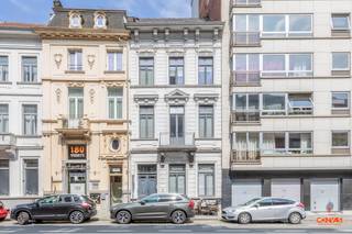 Dit herenhuis heeft een <strong>uitstekende ligging</strong> nabij het Citadelpark en vormt een belangrijke invalsweg met een mix van handelszaken, kantoren en woongelegenheden. De locatie is bovendien goed verbonden met het openbaar vervoer: tram- en bushaltes in de directe omgeving en op slechts enkele minuten wandelafstand van Gent‑Sint‑Pieters station. Dankzij de binnenring van Gent en de N60 staat u vlot op uw bestemming. <br /><br />De woning werd uitgerust met een <strong>imposante inkom</strong> waar u verder gaat naar de woonkamer met aansluitend de eetkamer. Deze kamer geeft uit op een leuke koer. Op het einde van de gang vindt u de volledig geïnstalleerde keuken met achterliggend een apart toilet. De ruime kelder bestaat uit drie ruimten. Op een eerste tussenverdiep vindt u de vernieuwde badkamer met apart toilet en inloopdouche. Verder op het eerste verdiep zijn<strong> twee slaapkamers</strong> en een berging/ dressing. Op de tweede verdieping vindt u nog eens twee slaapkamers en een tweede badkamer met douche en toilet. Tot slot op het derde verdiep heeft u een <strong>polyvalente ruimte </strong>voorzien van kitchenette. Dankzij de veluxen komt zonlicht deze ruimte binnen. In de volledige woning zijn hoge plafonds, sierschouwen en prachtige moulures terug te vinden. <br /><br />Momenteel doet de woning dienst als kantoorgebouw en is integraal verhuurd. <br /><br />Wenst u dit herenhuis te bezichtigen? Neem gerust telefonisch contact via 09 278 88 88 voor het maken van een afspraak.