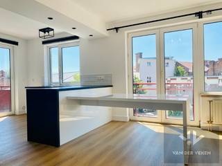 <em><strong>Dit appartement is beschikbaar vanaf 1 oktober 2026!<br />Vaste maandelijkse kosten: € 60,00 <br />Autostaanplaats inbegrepen!</strong></em><br /><br />In de rustige Lazarijstraat in Hasselt geniet u van een aangename woonomgeving met alle voorzieningen binnen handbereik.<br /><br />Het bruisende stadscentrum, winkels, horeca en diverse uitvalswegen bevinden zich op slechts enkele minuten, waardoor u profiteert van een uitstekende, centrale ligging in de Limburgse hoofdstad.<br /><br />Het appartement biedt een lichtrijke, open leefruimte met een volledig uitgeruste keuken, inclusief vaatwasser. Vanuit de leefruimte heeft u rechtstreeks toegang tot een aangenaam terras.<br /><br />Verder beschikt het appartement over twee ruime slaapkamers, een badkamer, een apart toilet en een praktische kelderberging.<br /><br />Een private autostaanplaats is inbegrepen in de huurprijs, zodat u steeds over een eigen parkeerplaats beschikt.<br /><br />Word jij de bewoner van dit prachtig appartement? Surf naar www.vdv-vanderveken.be, kies bij “TE HUUR” voor dit pand en vul de kandidatenfiche in (klik in het gouden balkje op “Ik wil dit pand graag huren!”). Wij contacteren je voor een afspraak!