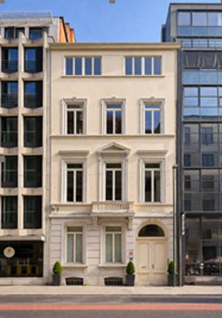 <p><span>In het hart van de </span><strong><span>Europese wijk</span></strong><span>, aan de </span><strong><span>Joseph II-straat 34, 1000 Brussel</span></strong><span>, geniet dit gebouw van een uitstekende ligging, vlak bij het </span><strong><span>Frère-Orbanplein</span></strong><span> en de belangrijkste </span><strong><span>Europese instellingen</span></strong><span>.</span></p>
<p><span>Deze elegante </span><strong><span>herenwoning uit het einde van de 19de eeuw</span></strong><span> beschikt over een totale oppervlakte van ongeveer </span><strong><span>574 m² bovengronds</span></strong><span> en omvat een gelijkvloers, </span><strong><span>vier verdiepingen en twee tussenverdiepingen</span></strong><span>, allemaal bereikbaar via een </span><strong><span>lift</span></strong><span>, evenals kelders. De verschillende niveaus bieden plateaus van ongeveer </span><strong><span>120 m²</span></strong><span>, met </span><strong><span>mooie plafondhoogtes</span></strong><span> en talrijke </span><strong><span>authentieke architecturale elementen</span></strong><span> die getuigen van het karakter en de uitstraling van de woning.</span></p>
<p><span>Een </span><strong><span>binnenkoer en een terras aan de achterzijde</span></strong><span> vervolledigen het geheel en bieden bijkomende inrichtingsmogelijkheden.</span></p>
<p><span>Het gebouw is momenteel </span><strong><span>ingericht als kantoorruimte</span></strong><span> en wordt </span><strong><span>vrij van gebruik bij akte</span></strong><span> verkocht. Dit biedt de toekomstige eigenaar de mogelijkheid om er zijn activiteit te vestigen, de ruimtes naar eigen behoeften te herorganiseren of een valorisatie- of herontwikkelingsproject te overwegen.</span></p>
<p><span>Er zijn </span><strong><span>opfrissings- en moderniseringswerken</span></strong><span> te voorzien, waardoor het mogelijk is het volledige potentieel van dit karaktervolle gebouw te benutten en het tegelijk aan te passen aan hedendaagse vereisten. Hoewel het pand niet over een </span><strong><span>privatieve parking</span></strong><span> beschikt, bevinden zich verschillende </span><strong><span>openbare parkings in de onmiddellijke omgeving</span></strong><span>, die vlot bereikbare parkeermogelijkheden bieden.</span></p>
<p><strong><span>Verkoopprijs: €1.475.000, exclusief registratierechten en kosten.</span></strong></p>
<p><span>Een </span><strong><span>zeldzame opportuniteit</span></strong><span> om een karaktervol kantoorgebouw te verwerven op een van de meest gegeerde en strategisch gelegen locaties van </span><strong><span>Brussel</span></strong><span>.</span></p>
