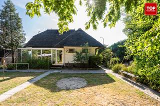 Deze karaktervolle woning combineert authentieke charme en een groene achtertuin. Het biedt een unieke kans voor wie op zoek is naar een renovatieproject met veel potentieel. Het opvallende strooien dak geeft het pand meteen een karaktervolle uitstraling.<br /><br />De woning beschikt over een ruime leefruimte en een aparte keuken op het gelijkvloers, aangevuld met een apart stooklokaal. Ook is er op het gelijkvloers reeds een slaapkamer voorzien, terwijl er boven nog twee bijkomende slaapkamers te vinden zijn.<br /><br />Praktisch is er een inpandige garage, en voor wie graag buiten vertoeft biedt de mooie tuin, grenzend aan de zandbergen, een rustige en groene omgeving om van te genieten.<br />Een belangrijke troef: het dak werd in 2016 nog volledig vernieuwd, wat voor extra gemoedsrust zorgt bij de verdere renovatie van de rest van de woning.<br />Kortom, een pand met karakter, een unieke ligging en heel wat mogelijkheden om er iets moois van te maken.<br /><br />Contacteer Top Vastgoed voor een bezoek op 0475 700 700.