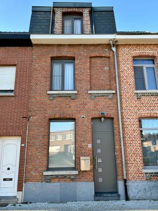 Deze rijwoning werd in 2017 grondig gerenoveerd, met oog voor comfort, lichtinval en een gezellige sfeer. Er werd bewust gekozen voor duurzame...