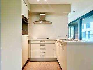 Dit <strong>prachtige</strong> <strong>2 slaapkamer</strong> appartement met een oppervlakte van 96 m² straalt <strong>luxe en comfort</strong> uit. De fantastische ligging nabij <strong>Gent-Zuid</strong>, in de nabijheid van fietsroutes die een makkelijke verbinding bieden naar het centrum en een makkelijke toegang naar de autosnelweg of de R40 is de perfecte uitvalsbasis voor wie in Gent wil wonen.<br /><br />Dit <strong>instapklare</strong> appartement is voorzien van <strong>design verlichting</strong> en <strong>gezellige gordijnen</strong>. De parket vloeren vormen voor een warm gevoel. De gezellige leefruimte is voorzien van een <strong>geïnstalleerde keuken. </strong>Het grote schuifraam biedt toegang to het leuke <strong>overdekte terras</strong>. Een aparte berging biedt ruimte voor wasmachine en droogkast. Er zijn <strong>2 ruime slaapkamers</strong>. De <strong>badkamer</strong> is voorzien van een wastafel en een inloopdouche. Er is een <strong>apart toilet</strong>.<br /><br />In de huurprijs van het appartement zit de huur van een <strong>ondergrondse staanplaats</strong> inbegrepen.<br /><br />Domicilie verplicht.<br />Huurprijs : <strong>1.200 Euro</strong> per maand<br />Huurwaarborg : 3 maanden huur<br />Gemeenschappelijke lasten : <strong>75 Euro provisie per maand</strong><br />Er zijn individuele tellers voor water, gas en electriciteit.<br />Mobiscore : 9,5/10<br /><strong>Beschikbaarheid: onmiddellijk</strong><br />Bezoeken enkel na afspraak.<br /><br /><strong>Een bezoek plannen? Dit kan enkel via onze website www.stellarimmo.be/te-huur. Ga naar het pand en klik op de Een bezoek aanvragen knop onder de foto van de makelaar. </strong><br /><br /><strong>Verdere info via martine@stellarimmo.be</strong>