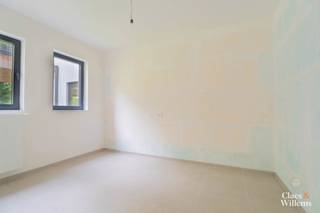 Dit aangename éénslaapkamerappartement combineert comfort met rust en licht. De leefruimte met open keuken wordt gekenmerkt door grote ramen die zorgen voor overvloedig daglicht en een mooi uitzicht op het omliggende groen – een zeldzaam pluspunt in een stedelijke context.
De slaapkamer van 12,35 m² biedt voldoende ruimte. De moderne badkamer is uitgerust met een douche en werd praktisch ingericht. Daarnaast beschikt het appartement over een grote berging – ideaal voor het opbergen van extra spullen of als wasruimte.
Dankzij de doordachte indeling, het open karakter en het groene uitzicht is dit een ideale woonplek voor wie houdt van licht, rust en comfort in een energiezuinige omgeving.