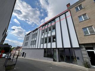 Recent dak-appartement met een bijzonder groot, zuid georiënteerd terras (met een exceptioneel zicht over Gavere).<br />Aangename leefruimte met open keuken, die beiden aansluiten op het brede zonneterras. De hoge ruimtes garanderen het aangename loftgevoel. <br />Eveneens : twee slaapkamers, berging, badkamer met afzonderlijk toilet. <br />Technisch hoogwaardig, met een uitstekende EPC, en o.a. deels zonnewerend glas en privatieve zonnepanelen met een vermogen van 590 Wp.<br /><br />Uitstekende ligging: op 20 m van de vernieuwde Gaverse Markt - dus nabij horeca, winkels, bakkers, Carrefour, ... Eveneens op amper 100 m van het Gaverse mobipunt.<br /><br />Inbegrepen : overdekte staanplaats (ter waarde van 45 euro / maand).<br /><br />Kortom: eigentijds wonen.<br /><br />Vaste kosten (provisie) bedragen 65 euro / maand.