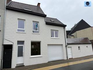 <p><span>PRACHTIGE, RUIME WONING MET 5 SLAAPKAMERS</span></p><p><span>Richtprijs : 289.000 euro</span></p><p><span> </span></p><p><span>Deze prachtige, zeer ruime, woning met 5 grote kamers is uitermate goed gelegen nabij scholen, bushalte en domein De Gavers.</span></p><p><span> </span></p><p><span>Op het gelijkvloerse verdiep is er een living, vernieuwde keuken, toilet, berging, garage met elektrische poort en overdekte koer van +- 11 m².</span></p><p><span> </span></p><p><span>Op de eerste verdieping zijn er heel grote kamers en een vernieuwde badkamer.</span></p><p><span> </span></p><p><span>Op de tweede verdieping zijn er nog 3 kamers.</span></p><p><span> </span></p><p><span>TROEVEN : </span></p><p><span>- 5 kamers</span></p><p><span>- gunstig EPC C</span></p><p><span>- Pvc ramen dubbele beglazing</span></p><p><span>- Elektriciteit conform AREI</span></p><p><span> - Warmtepomp</span></p><p><span>- Garage met elektrische poort</span></p><p><span>- Koertje waar eventueel het dak af kan gedaan worden.</span></p><p><span> </span></p><p><span>TOPPERTJE!!!</span></p><p><span> </span></p><p><span>Voor meer info of bezoek stuur een mail naar <span>sven@svena.be</span></span><span> of bel naar 0475/51.40.73.</span></p><p><span> </span></p><p><span>Stedenbouwkundige inlichtingen in aanvraag!</span></p><p><span> </span></p><p><span>De gegevens zijn louter informatief en wij kunnen niet aansprakelijk gesteld worden voor eventuele onjuistheden.</span></p><p><span>De bewoonbare oppervlakte is slechts indicatief.</span></p><p><span> </span></p>