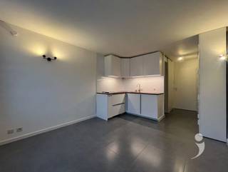 Studio à louer dans le centre de LouvainCette belle studio est située en plein centre de Louvain, à distance de marche des magasins, restaurants et de la gare.Le studio dispose d'un espace de vie et de sommeil agréable avec sa propre cuisine. De plus, un espace de rangement suffisant est prévu, y compris des placards et une armoire.La salle de bain privée est équipée d'une douche, d'un lavabo et d'un WC, ce qui offre un confort et une intimité supplémentaires.La provision mensuelle pour les charges communes est de 90 €, électricité non comprise.Grâce à son emplacement central et à sa disposition pratique, ce studio est idéal pour ceux qui souhaitent vivre confortablement dans le centre animé de Louvain, avec toutes les commodités à portée de main.
