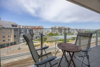 <strong>Residentie EDELWEISS</strong> : Instapklaar en gemeubileerd appartement met prachtig open zicht gelegen op de vierde verdieping. Dit lichtrijke appartement geniet van een uitstekende ligging aan de voorzijde van de residentie. De indeling omvat een inkomhal met vestiairekast, een ruime leefruimte met open keuken en een gezellig dubbel terras met een schitterend open uitzicht op het Rauschenbergplein, de voormalige tennisvelden en de zee. Verder beschikt het appartement over een slaapkamer met dubbel bed en ingemaakte kasten en een badkamer met douche en toilet. Mogelijkheid tot aankoop van een garage in het achtergelegen domein Jonckershof. De residentie ligt op wandelafstand van het centrum en beschikt over een gemeenschappelijke fietsenberging en een vuilnislokaal. Bovendien werden de gevels en terrassen in 2020 volledig geïsoleerd en gerenoveerd.