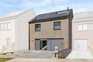 Welkom in deze recente, instapklare woning die uitblinkt in comfort, ruimte en energiezuinigheid. De woning is ideaal voor wie op zoek is naar...