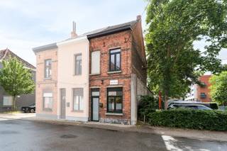 <p><span>Gezellige en rustig gelegen woning in het levendige Gentbrugge, nabij het Keizer- en Arbedpark.</span></p><p><span><br />Deze woning omvat op het gelijkvloers een ruime leef- en woonruimte met aansluitend de keuken (gasfornuis, koelkast, gootsteen, kasten), alsook badkamer met toilet en douchecel. Er is ook een ingesloten koertje. Op de eerste verdieping bevinden zich 2 slaapkamers, waarbij 1 kamer toegang verleent tot de master bedroom op de tweede verdieping. In de periode 2008-2009 werd de woning gedeeltelijk gerenoveerd. Het dak werd hersteld, geïsoleerd en voorzien van een velux dakraam. In 2024 werd een nieuwe gascondensatieketel geplaatst en ook alle ramen zijn voorzien van hoogrendementsbeglazing. Ook de elektrische installatie is conform. Deze woning biedt potentieel, maar een update naar moderne comfortnormen is aangewezen.<br /> <br />De ruime parkeermogelijkheden (ruime parking naast de woning), verkeersluwe straat (eenrichtingsverkeer) en afstand tot het centrum (via bvb. het Keizerpark) zijn bijkomende troeven. Deze woning is een opportuniteit voor starters of investeerders! Momenteel beschikt de woning over energielabel E, maar kan eenvoudig aangepakt worden door het isoleren van de vrijstaande rechtergevel en/of het plaatsen van zonnepanelen. De woning ligt in een gevestigde woonwijk dicht bij invalswegen, diverse voorzieningen, winkels en openbaar vervoer. Een grote troef is de ruime parking naast de woning. Renovatieplicht: ja</span></p><p><span> </span></p><p><span> </span></p><p><span>Bel ons voor een afspraak via 09/225.00.78</span></p><p><span> </span></p><p><span> </span></p>