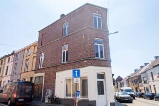 <p><span>GENT - Ottergemsesteenweg - Ben je op zoek naar een leuke studentenkamer te huur in Gent? Lees dan snel even verder.</span></p><p><span> </span></p><p><span>De voornaamste troeven:</span></p><ul><li><span>Lichtrijke studentenkamer</span></li><li><span>Gunstig gelegen, nabij Gent-Sint-Pietersstation</span></li><li><span>Vlotte bereikbaarheid met openbaar vervoer</span></li><li><span>Inclusief verbruik EGW + internet</span></li></ul><p><span> </span></p><p><span>Indeling:</span></p><p><span>Het gaat om een privatieve studentenkamer inclusief basismeubilair (bed met lattenbodem, excl. matras, bureau, bureaustoel). </span></p><p><span>Binnen het studentenhuis is er een gemeenschappelijke keuken, twee gemeenschappelijke toiletten, twee gemeenschappelijke douches en een fietsenberging. </span></p><p><span> </span></p><p><span>Belangrijke informatie:</span></p><p><span>Beschikbaar vanaf: 01/10/2026</span></p><p><span>Huurprijs: 640 euro/maand, inclusief EGW (elektriciteit, gas en water) + internet. ENKEL STUDENTEN!</span></p><p><span> </span></p><p><span>Interesse in deze toffe studentenkamer? Vraag dan snel jouw bezoek aan via www.axellenaerts.be!</span></p>